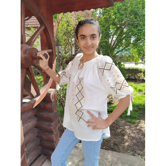 Ie Tradițională Damă cu Mâneci Scurte – Broderie Geometrică Crem și Galben – 100% Bumbac