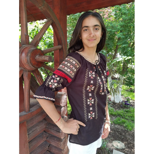 Ie Tradițională Neagra din Bumbac cu Broderie Florala2 – Mâneci Trei Sferturi