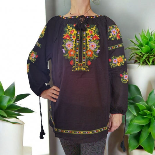 Ie Tradițională Românească Neagră – Broderie  cu Motive Florale Multicolore
