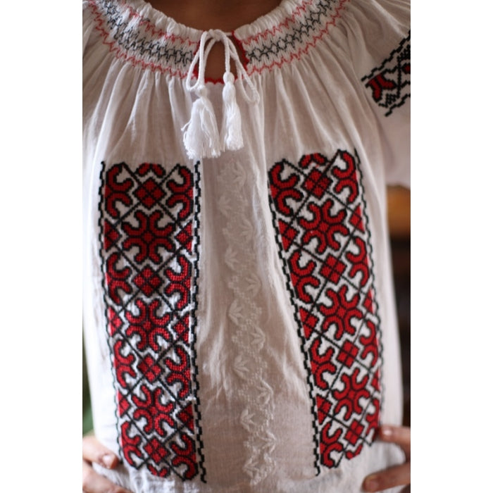 Ie Traditionala fetite ioana10