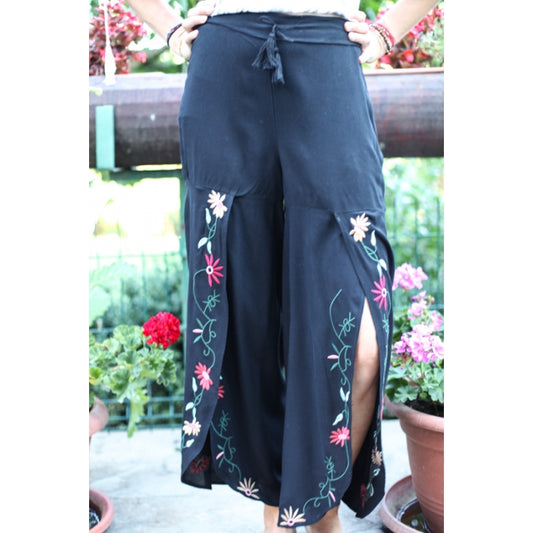 Pantaloni brodati de vara