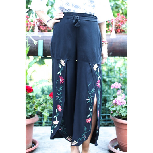 Pantaloni brodati de vara