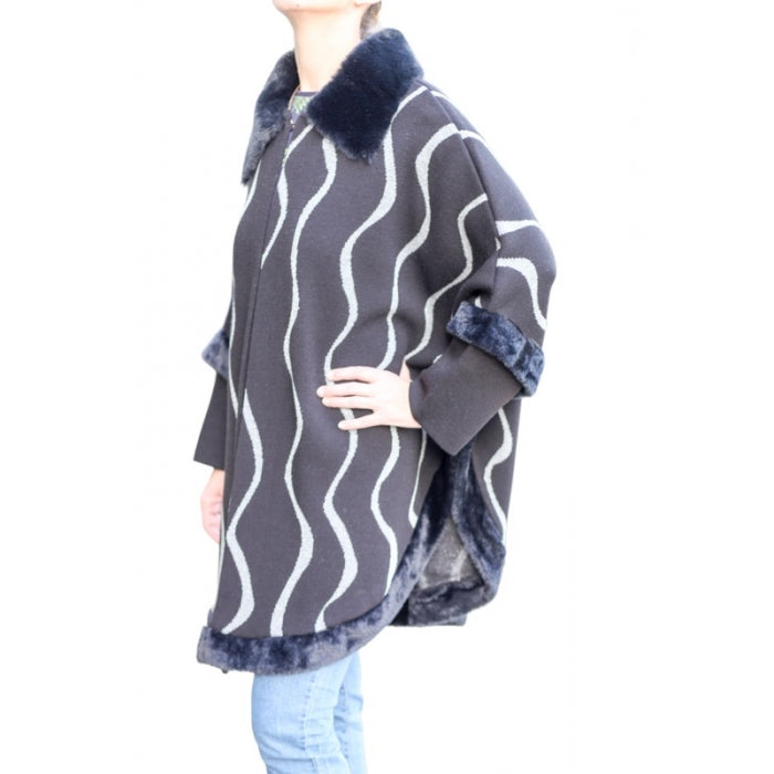 Poncho din tricot negru si alb, cu guler de blana