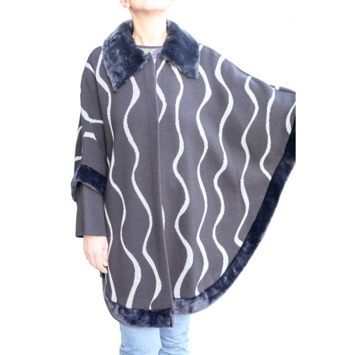 Poncho din tricot negru si alb, cu guler de blana
