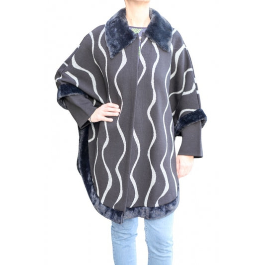 Poncho din tricot negru si alb, cu guler de blana