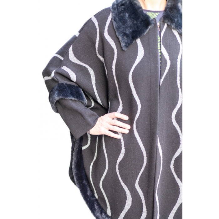 Poncho din tricot negru si alb, cu guler de blana