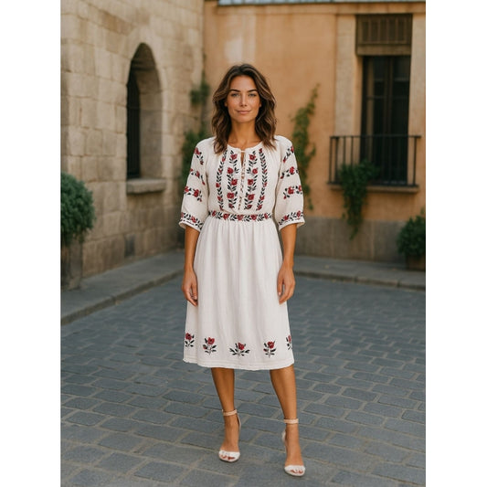Rochie Tradițională Albă cu Broderie Roșie și Neagră – Marimi S-3XL