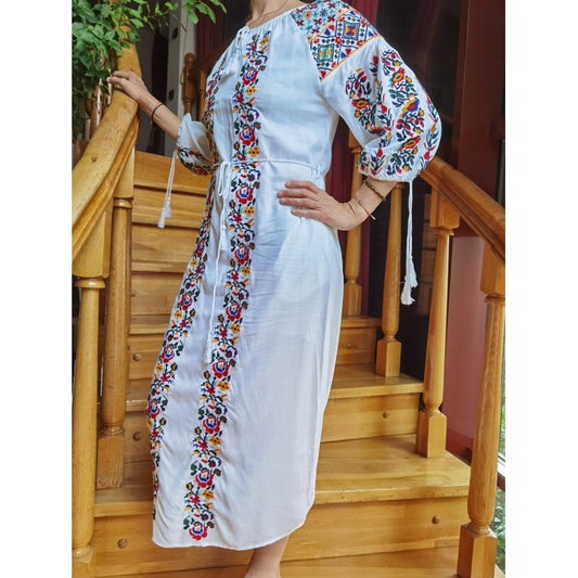 Rochie tradițională cu model floral, inspirată din portul românesc.