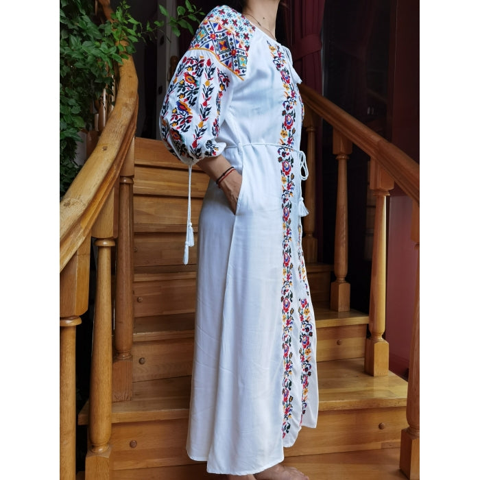 Rochie tradițională cu model floral, inspirată din portul românesc.