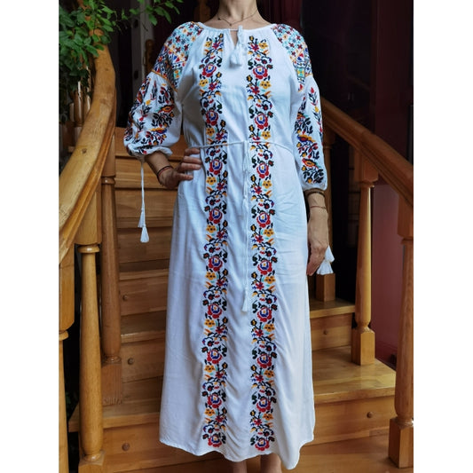 Rochie tradițională cu model floral, inspirată din portul românesc.