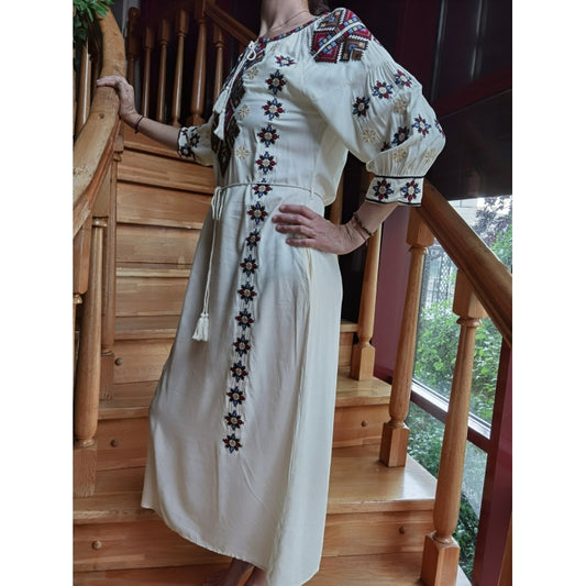 Rochie Tradițională din Țesătură Ușoară cu Broderie Multicoloră – Stil Românesc Autentic, Mărimi S-3XL