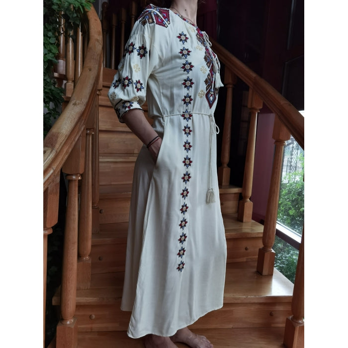 Rochie Tradițională din Țesătură Ușoară cu Broderie Multicoloră – Stil Românesc Autentic, Mărimi S-3XL