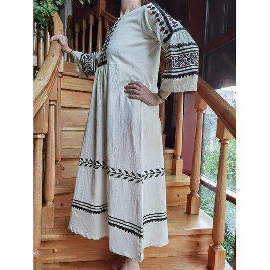 Rochie Tradițională din In cu Broderie Neagră și Roșie – Stil Autentic Românesc, Mărimi S-3XL
