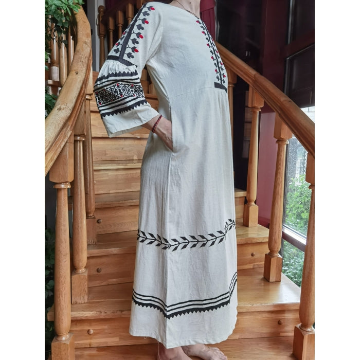 Rochie Tradițională din In cu Broderie Neagră și Roșie – Stil Autentic Românesc, Mărimi S-3XL