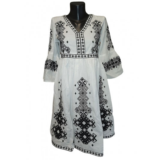 Rochie traditionala brodata cu motive romanesti-Model Ioana18