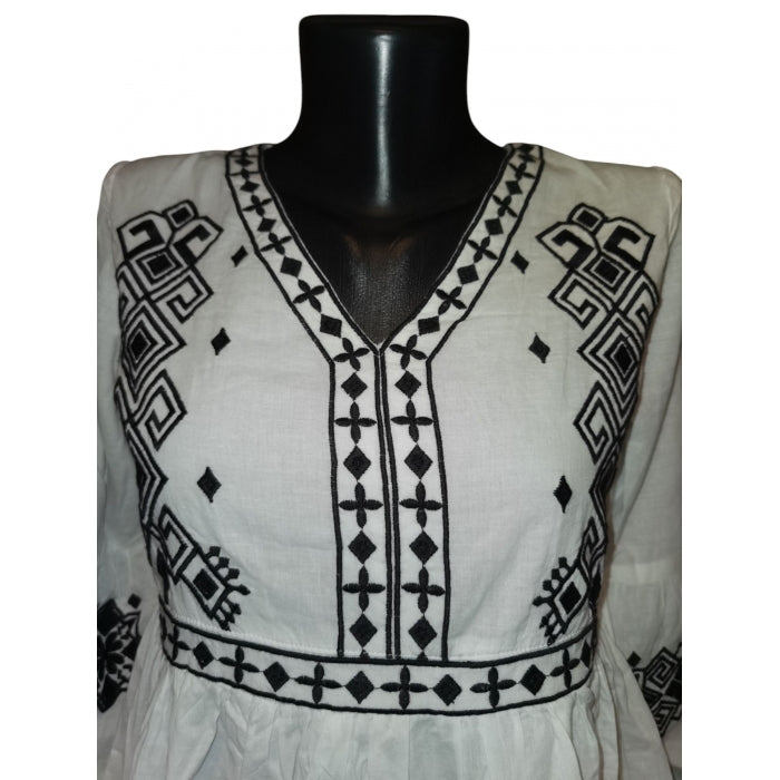 Rochie traditionala brodata cu motive romanesti-Model Ioana18