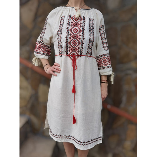 Rochie traditionala brodata cu motive romanesti-Model Ioana25