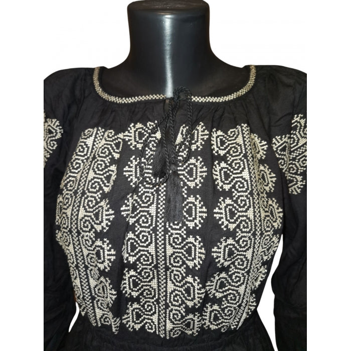 Rochie traditionala brodata cu motive romanesti-Model Ioana