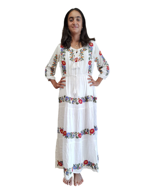 Rochie Tradițională Lungă din Crep cu Broderie Florală – Mărimi S-3XL