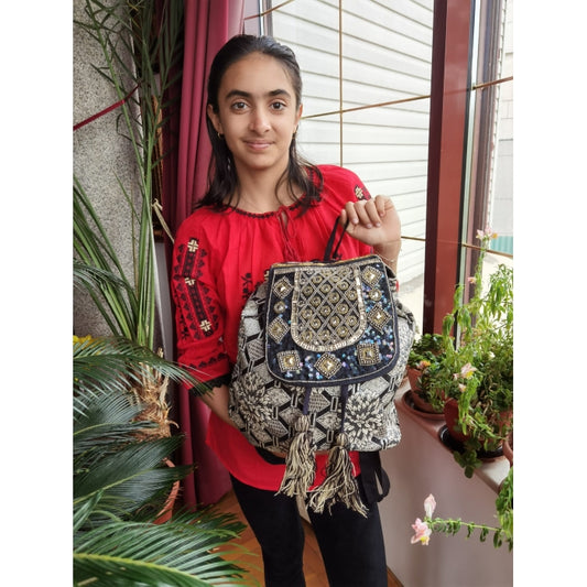 Rucsac din material textil cu broderie manuală, strasuri și paiete - model Maria2