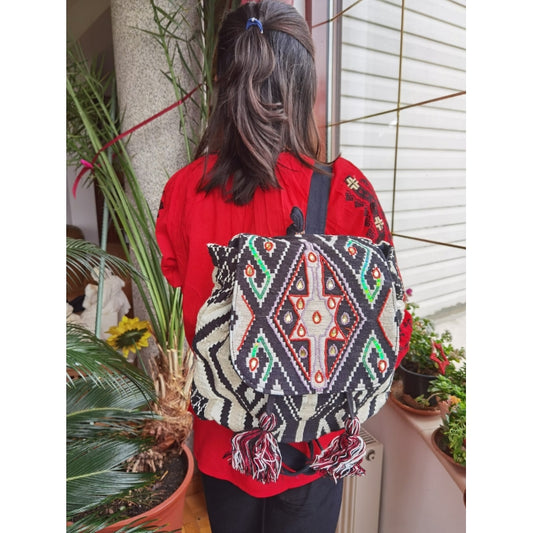Rucsac din material textil cu broderie manuală, strasuri și paiete - model Maria4