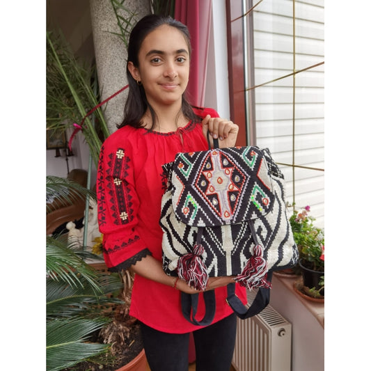 Rucsac din material textil cu broderie manuală, strasuri și paiete - model Maria4