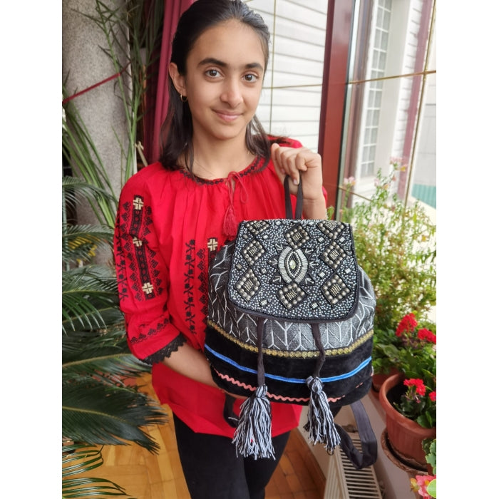 Rucsac din material textil cu broderie manuală, strasuri și paiete - model Maria5
