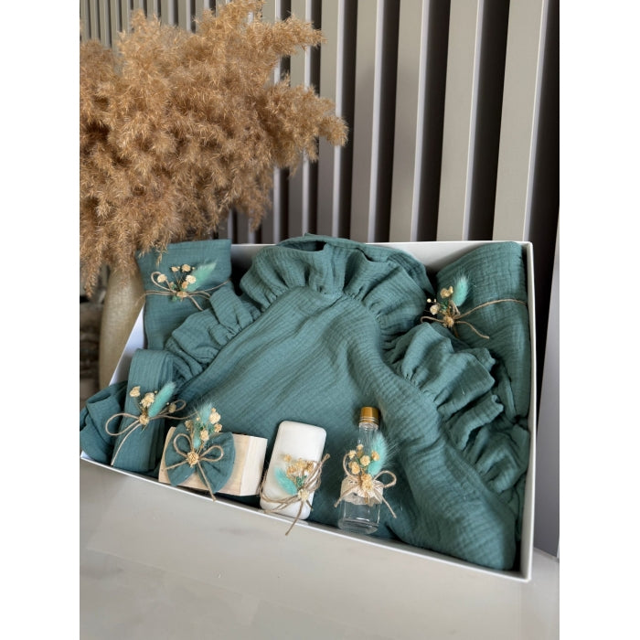 Trusou botez muselină 8 piese, complet, cu cufăr prima șuviță și sticluță ulei