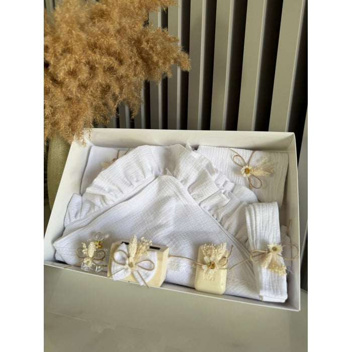 Trusou botez muselină 8 piese, complet, cu cufăr prima șuviță și sticluță ulei