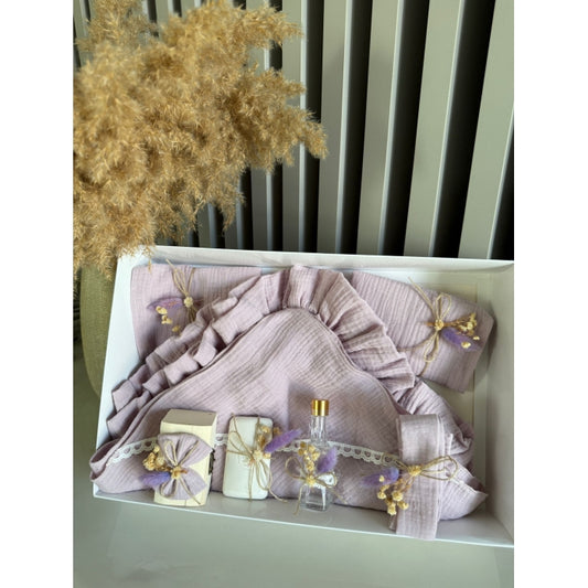 Trusou botez muselină 8 piese, complet, cu cufăr prima șuviță și sticluță ulei
