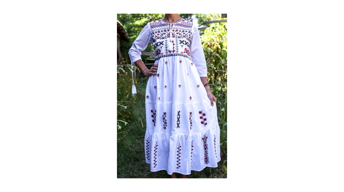 Rochie alba traditionala - alegerea perfecta pentru o vara fierbinte