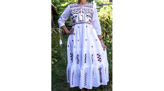 Rochie alba traditionala - alegerea perfecta pentru o vara fierbinte